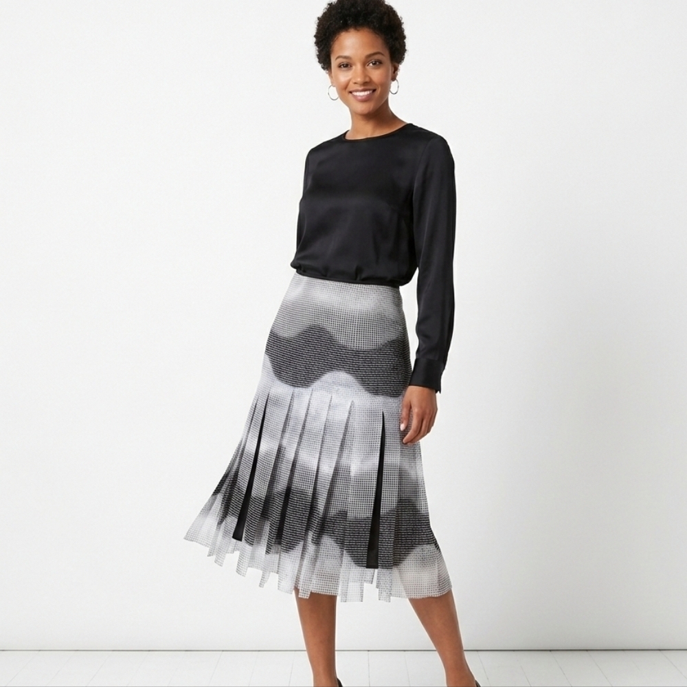 For the Republic light weight wavey design black & white skirt slits Size 4